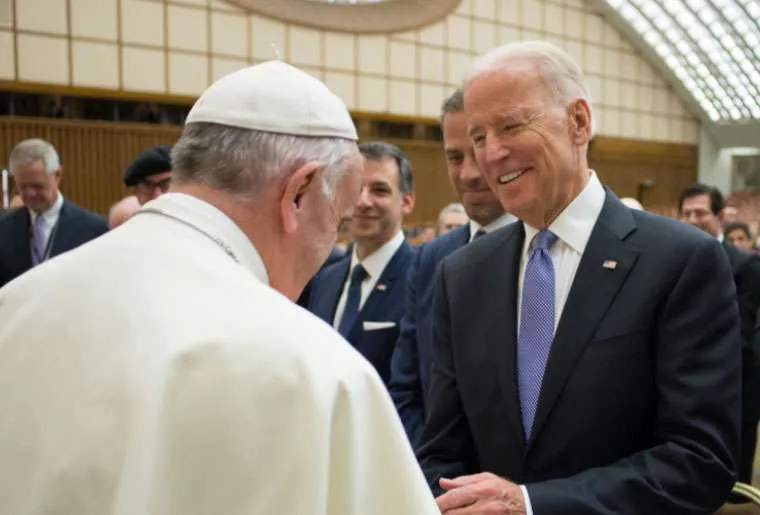 Le pape François salue le vice-président américain Joe Biden au Vatican en ce 29 avril 2016. Vatican Media
