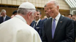 Le pape François salue le vice-président américain Joe Biden au Vatican en ce 29 avril 2016. / Vatican Media