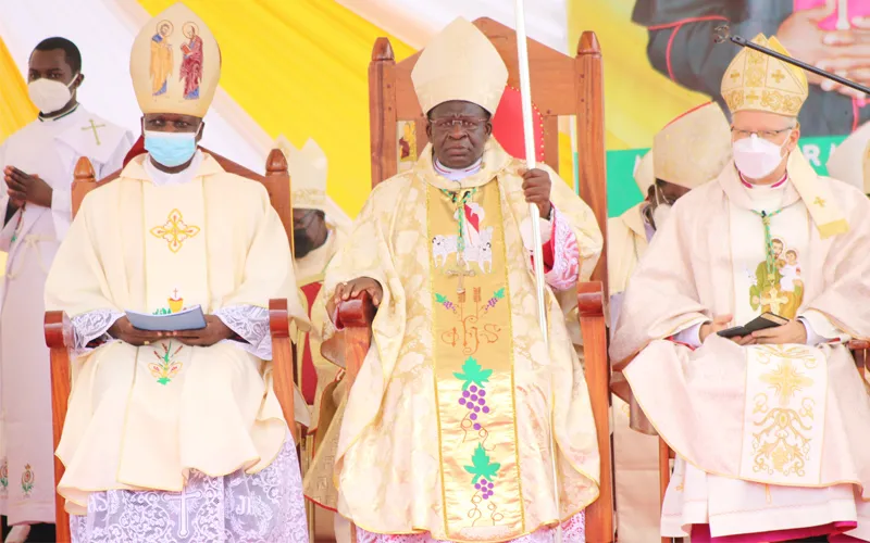 Mgr Mark Kadima (au centre), Mgr Hubertus van Megen (à droite) et l'archevêque élu, Mgr Maurice Muhatia Makumba (à gauche) lors de la messe d'ordination épiscopale du 19 février 2022 dans le diocèse de Bungoma. Crédit : ACI Afrique