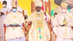 Mgr Mark Kadima (au centre), Mgr Hubertus van Megen (à droite) et l'archevêque élu, Mgr Maurice Muhatia Makumba (à gauche) lors de la messe d'ordination épiscopale du 19 février 2022 dans le diocèse de Bungoma. Crédit : ACI Afrique / 