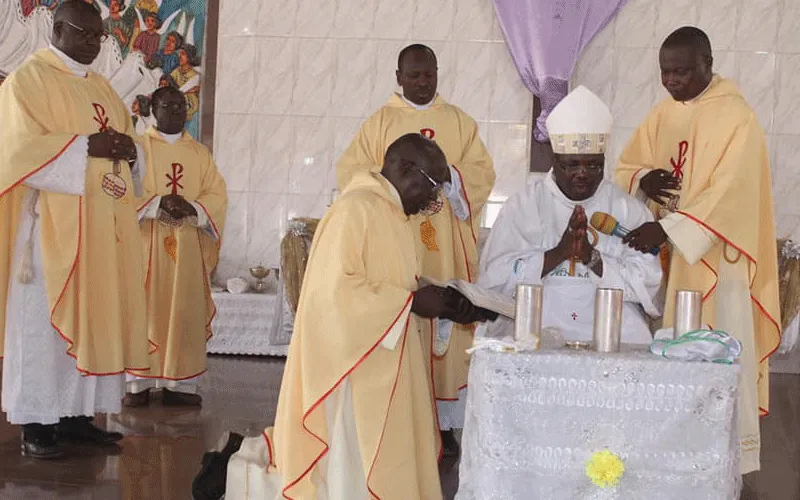 Mgr Emmanuel Badejo bénissant les huiles pendant la messe chrismale à la cathédrale Notre-Dame de l'Assomption d'Oyo, le 7 avril 2020. Diocèse d'Oyo