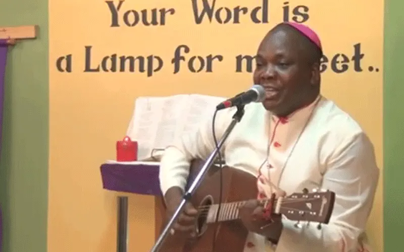 Mgr Emmanuel Badejo, du diocèse catholique d'Oyo au Nigeria, apporte la vie et l'espoir dans les foyers grâce à la musique. Domaine public