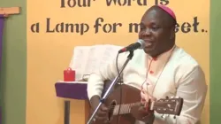 Mgr Emmanuel Badejo, du diocèse catholique d'Oyo au Nigeria, apporte la vie et l'espoir dans les foyers grâce à la musique. / Domaine public