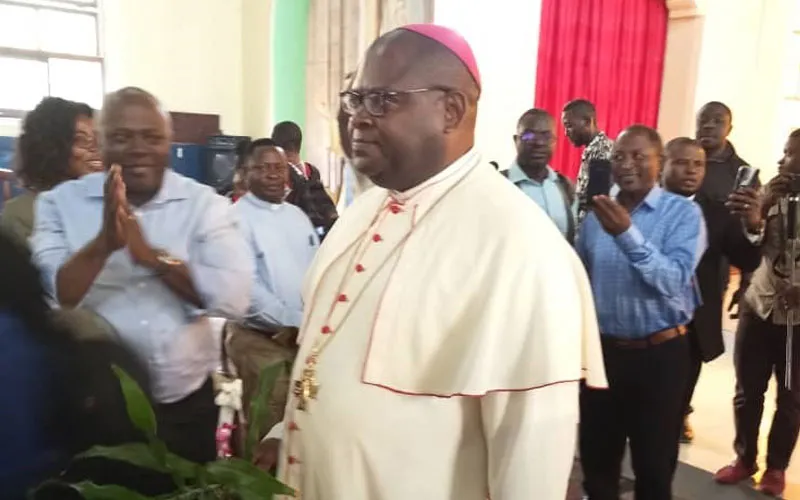 Mgr Bibi Michael tenant l'arbre de paix peu après l'annonce de sa nomination comme évêque du diocèse de Buea au Cameroun, mardi 5 janvier. ACI Afrique
