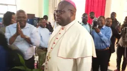 Mgr Bibi Michael tenant l'arbre de paix peu après l'annonce de sa nomination comme évêque du diocèse de Buea au Cameroun, mardi 5 janvier. / ACI Afrique