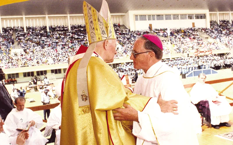 Feu Mgr Michael Joseph Cleary avec le Pape Jean-Paul II lors de sa visite en Gambie en 1992. Domaine public