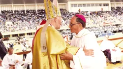 Feu Mgr Michael Joseph Cleary avec le Pape Jean-Paul II lors de sa visite en Gambie en 1992. / Domaine public