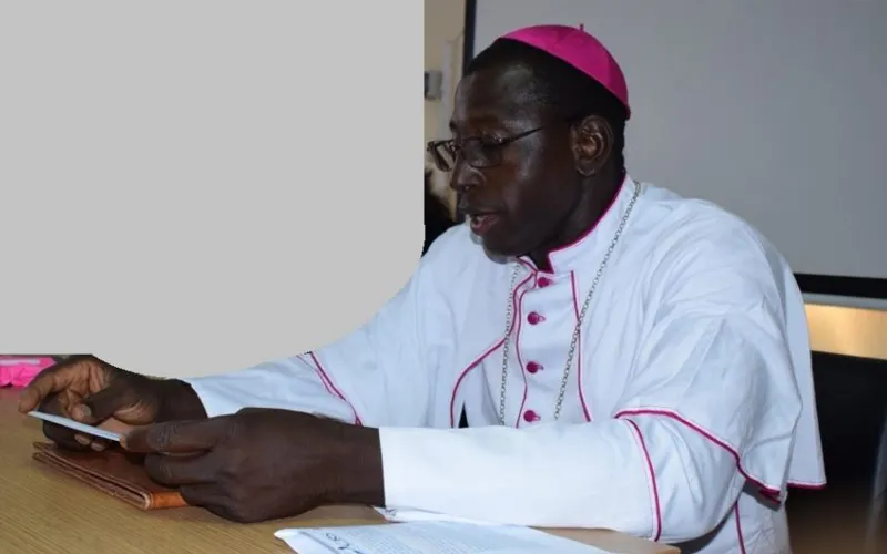 Mgr Jonas Dembélé lisant le message des membres de la Conférence épiscopale du Mali (CEM)