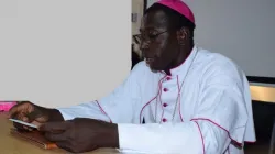 Mgr Jonas Dembélé lisant le message des membres de la Conférence épiscopale du Mali (CEM) / 