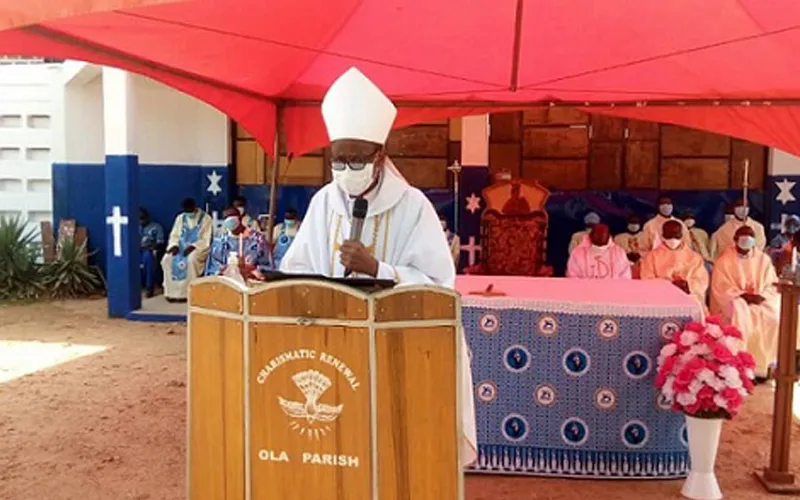 Mgr Alfred Agyenta s'adressant aux fidèles lors de la célébration du jubilé d'argent de la paroisse de Bolgatanga du diocèse de Navrongo-Bolgatanga, au Ghana, le 16 mai 2021.