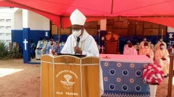 Mgr Alfred Agyenta s'adressant aux fidèles lors de la célébration du jubilé d'argent de la paroisse de Bolgatanga du diocèse de Navrongo-Bolgatanga, au Ghana, le 16 mai 2021. / 