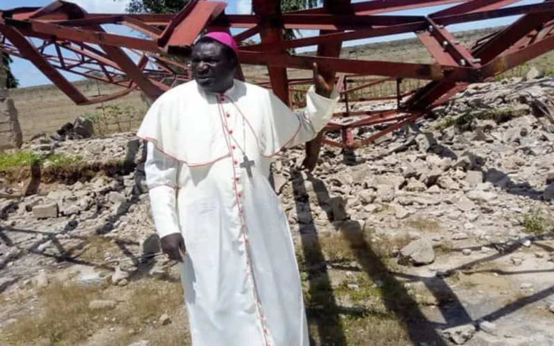 Mgr Hilary Nanman Dachelem, évêque de Bauchi, au Nigeria, observe les dégâts infligés à une église paroissiale par Boko Haram et des bergers fulanis. Crédit : Aide à l'Église en détresse