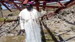 Mgr Hilary Nanman Dachelem, évêque de Bauchi, au Nigeria, observe les dégâts infligés à une église paroissiale par Boko Haram et des bergers fulanis. Crédit : Aide à l'Église en détresse / 