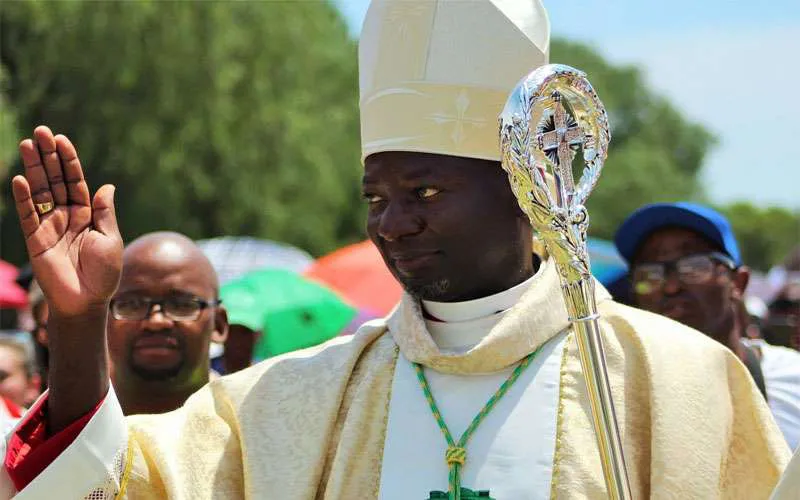 Mgr Joseph Kizito, évêque du diocèse d'Aliwal North en Afrique du Sud, bénissant le peuple de Dieu lors d'un événement passé Conférence des évêques catholiques d'Afrique australe (SACBC)