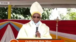 Mgr Peter Joseph Kairo s'exprimant lors de l'ordination de quatre prêtres et de sept diacres pour l'archidiocèse de Nyeri au Kenya, samedi 7 novembre. / Capuchin TV/Facebook Page.