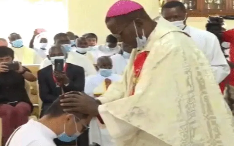Mgr David Kamau impose les mains à l'un des diacres lors de la messe d'ordination à la paroisse St Joseph et Mary Shauri Moyo de l'archidiocèse de Nairobi, le dimanche 25 octobre. St. Joseph's Missionary Society/Capuchin Tv