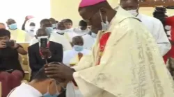 Mgr David Kamau impose les mains à l'un des diacres lors de la messe d'ordination à la paroisse St Joseph et Mary Shauri Moyo de l'archidiocèse de Nairobi, le dimanche 25 octobre. / St. Joseph's Missionary Society/Capuchin Tv