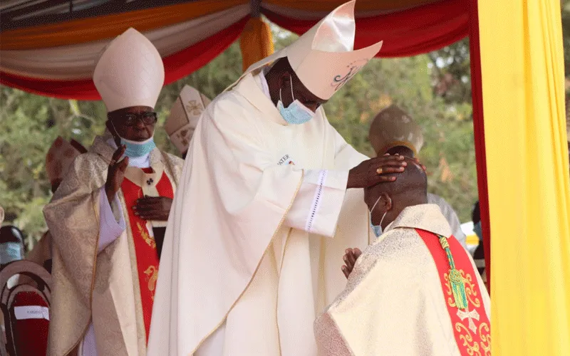 Les évêques imposent les mains à Mgr Joseph Mwongela lors de la messe de son ordination épiscopale le samedi 29 août 2020. ACI Afrique