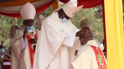 Les évêques imposent les mains à Mgr Joseph Mwongela lors de la messe de son ordination épiscopale le samedi 29 août 2020. / ACI Afrique