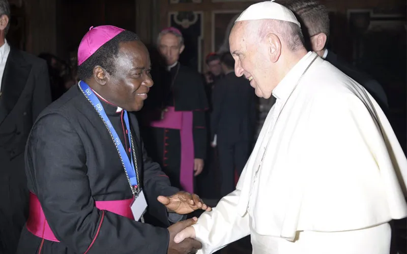 Mgr Matthew Hassan Kukah avec le pape François à Rome. Photo de courtoisie