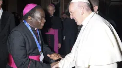 Mgr Matthew Hassan Kukah avec le pape François à Rome. / Domaine public