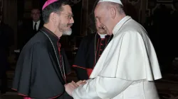Mgr Luiz Fernando Lisboa, évêque du diocèse de Pemba, avec le Pape François à Rome. / Page Facebook / Diocèse de Pemba