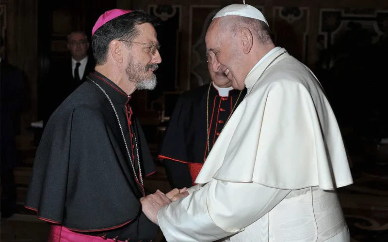 Mgr Luiz Fernando Lisboa, évêque du diocèse de Pemba, avec le Pape François à Rome. / Page Facebook / Diocèse de Pemba