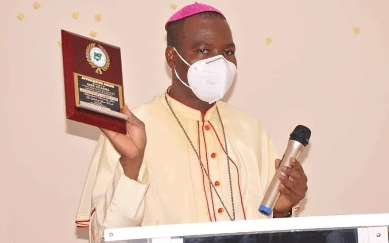Mgr Stephen Mamza s'exprimant lors de la dédicace de la chapelle de l'Association chrétienne du Nigeria (CAN) dans l'État d'Adamawa, au Nigeria. Mgr Stephen Mamza