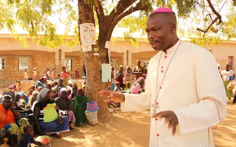 Mgr Stephen Dami Mamza réconfortant les personnes déplacées dans l'État d'Adamawa. Domaine public.