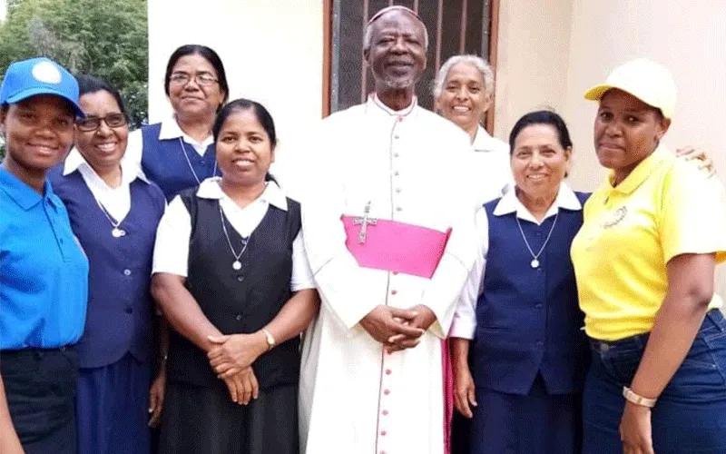 Mgr Frank Nubuasah avec quelques religieuses du diocèse de Gaborone au Botswana. Domaine public.