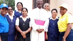 Mgr Frank Nubuasah avec quelques religieuses du diocèse de Gaborone au Botswana. / Domaine public.