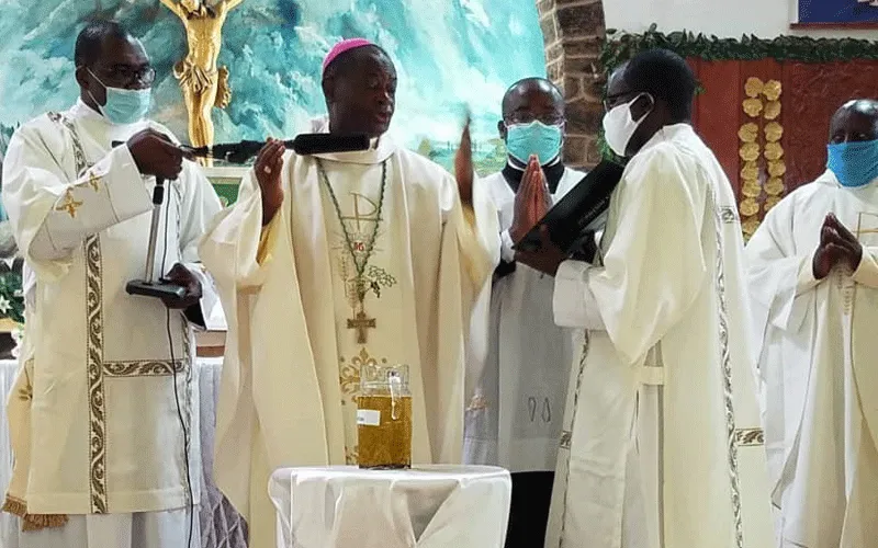 Mgr George Nkuo, évêque du diocèse catholique de Kumbo au Cameroun, bénissant les huiles lors de la messe chrismale du jeudi 28 mai 2020. Diacre Leonard Nyuydze