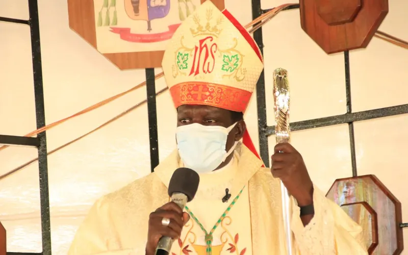 Mgr Joseph Obanyi lors de la célébration eucharistique de la Journée mondiale de la communication à la cathédrale St-Joseph du diocèse de Kakamega.