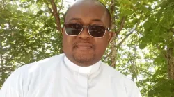 Le Père François Abeli Muhoya Mutchapa, nommé évêque du diocèse de Kindu en RD Congo par le Pape François le mercredi 18 novembre 2020. / 