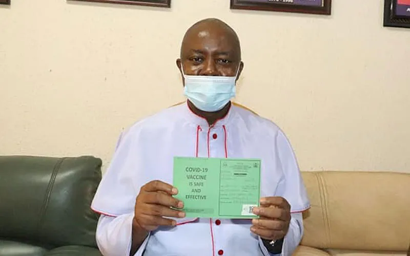 Mgr Callistus Valentine Onaga, du diocèse catholique d'Enugu au Nigeria, tient son carnet de vaccination après avoir reçu le vaccin COVID-19.