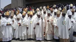 Les membres de la Conférence épiscopale régionale de l'Afrique de l'Ouest (RECOWA) lors de la messe de clôture de leur quatrième assemblée plénière à Abuja, au Nigeria, le 8 mai 2022. Crédit : ACI Afrique / 