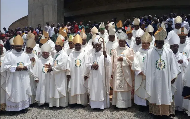 Les membres de la Conférence épiscopale régionale de l'Afrique de l'Ouest (RECOWA) lors de la messe de clôture de leur quatrième assemblée plénière à Abuja, au Nigeria, le 8 mai 2022. Crédit : ACI Afrique / 