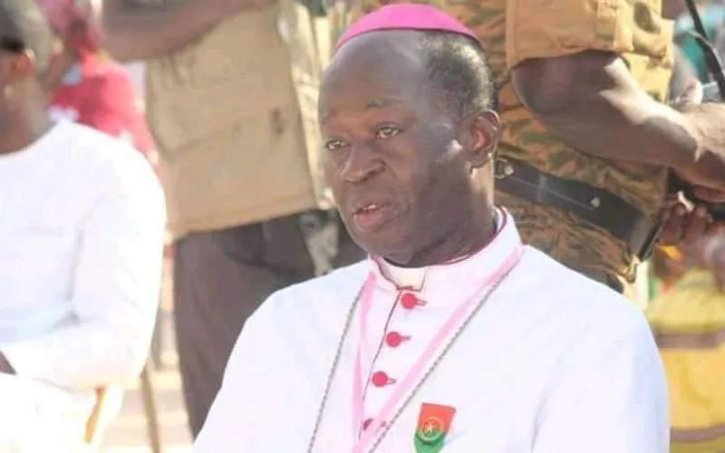 Mgr Lucas Kalfa Sanou, évêque du diocèse de Banfora au Burkina Faso, qui était parmi d'autres citoyens de cette nation d'Afrique de l'Ouest,  décerné le Prix présidentiel jeudi 10 décembre. Page Facebook du diocèse de Banfora.