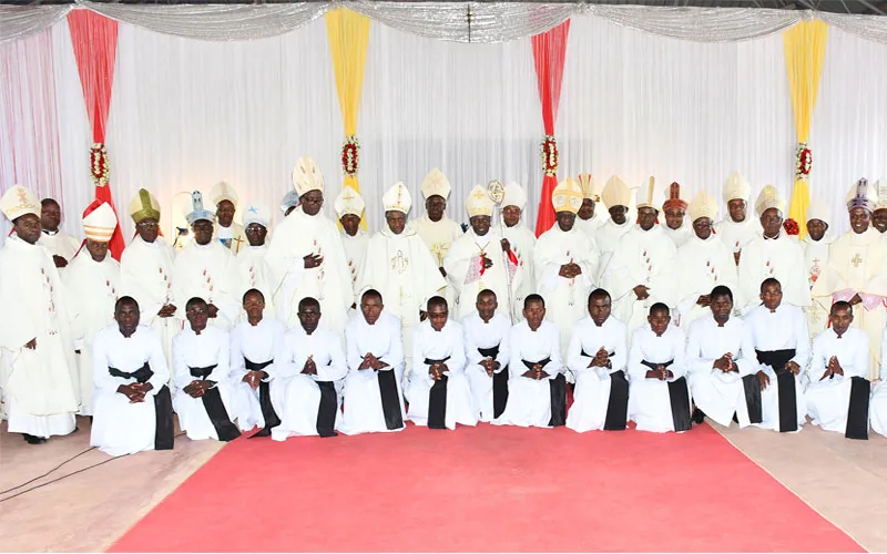 Les évêques en Tanzanie avec quelques séminaristes du Grand Séminaire de Nazareth.