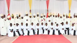 Les évêques en Tanzanie avec quelques séminaristes du Grand Séminaire de Nazareth. / 
