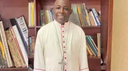 Mgr Edward Tamba Charles, archevêque de Freetown, lors d'un entretien avec ACI Afrique dans son bureau à Freetown. Crédit : Caritas Freetown / 