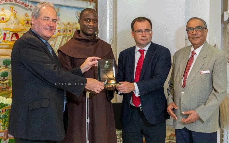 Le frère Peter Mokaya Tabichi reçoit le prix Ahimsa 2020.