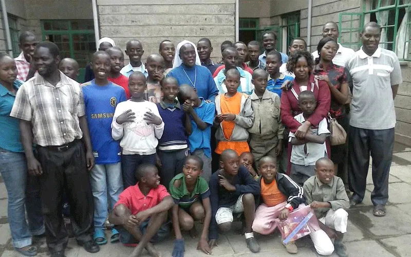 Quelques enfants des rues avec le personnel du Kwetu Home of Peace à Nairobi, Kenya. les frères patriciens