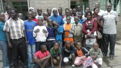Quelques enfants des rues avec le personnel du Kwetu Home of Peace à Nairobi, Kenya. / les frères patriciens