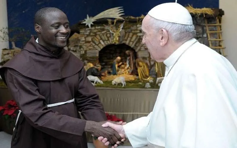Peter Tabichi, Frère Franciscain avec le Pape François à Santa Marta à Rome le 8 janvier 2020 Domaine public