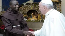 Peter Tabichi, Frère Franciscain avec le Pape François à Santa Marta à Rome le 8 janvier 2020 / Domaine public