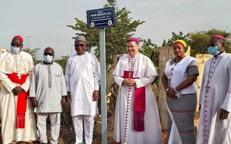 Le Nonce apostolique au Burkina et au Niger dévoile la pancarte portant la rue du Pape Benoît XVI dans la capitale du Burkina Faso, Ouagadougou/ Crédit : P. Paul Dah