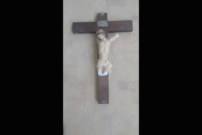 Un crucifix détruit lors de l'attaque du petit séminaire St. Kisito à Bougui, au Burkina Faso, le 10 février 2022. | Aide à l'Église en détresse