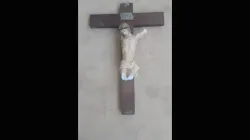 Un crucifix détruit lors de l'attaque du petit séminaire St. Kisito à Bougui, au Burkina Faso, le 10 février 2022. | Aide à l'Église en détresse / 