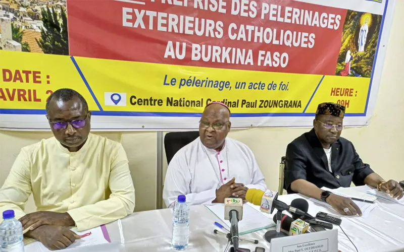 Mgr Paul Yemboaro Ouédraogo (au centre) s'adressant aux journalistes, jeudi 2 avril, au Burkina Faso.